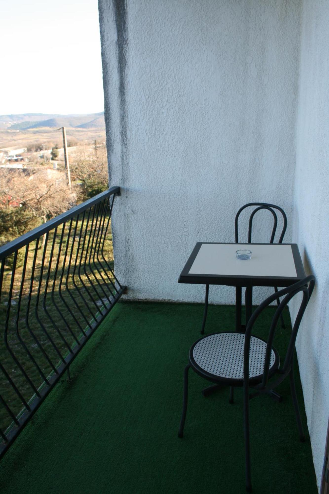Hotel Les Persedes Lavilledieu  ภายนอก รูปภาพ